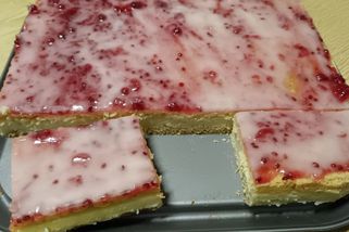 Pražská brusle: Rybízový moučník, který má v sobě šmrnc staré cukrárny! Chutná naprosto stejně, jak si ho pamatuju z mého dětství