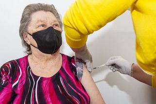 Pronajmu si babičku, zn. 200 eur. Na Slovensku si lidé najímají seniory kvůli očkování - Novinky