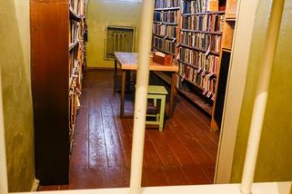 Pokus o vraždu ve Valdicích: Odsouzený bitkař skočil koleny na hlavu jinému vězni - Novinky