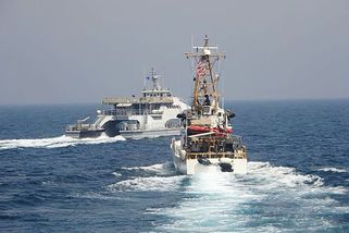 Americká loď vypálila v Perském zálivu varovné výstřely - Novinky