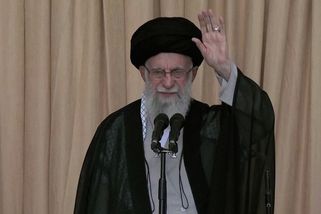 Chameneí zahynul při úderu na Írán, tvrdí izraelské zdroje. V Teheránu lidé slaví - Novinky