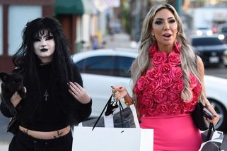 To je síla: Gothic dcera slavné ‚náctileté mámy‘ má v 16 vytetované obří netopýry na břiše