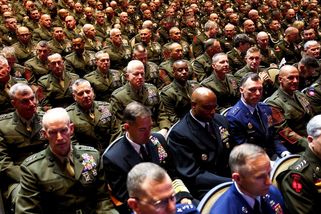 Žádní tlustí generálové. Hegseth svolal americké vojenské špičky, aby zkritizoval vzhled vojáků - Novinky