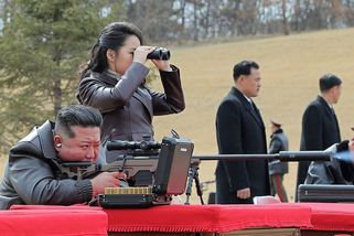 Kim představil dárkové odstřelovačky, hned je s dcerou vyzkoušeli - Novinky