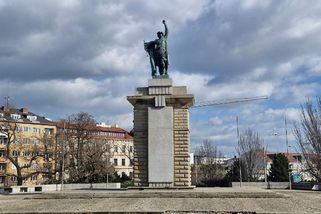 Nová koalice v Brně si vzala na mušku rudoarmějce. Sochu z Moravského náměstí chtějí odstranit - Novinky