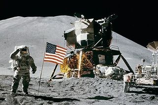 Padlý astronaut zůstal na Měsíci osamělý aneb Tajemství kapsy na skafandru - Médium.cz