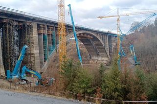 Začala demolice první poloviny mostu Šmejkalka na dálnici D1 - Novinky