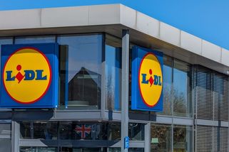 Pokladní supermarketu v Británii dostal vyhazov, protože nezaplatil lahev vody v hodnotě pěti korun - Novinky