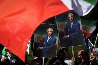 Pahlaví se z exilu hlásí o moc. Podporují ho USA, Íránci ovšem mají výhrady - Seznam Zprávy