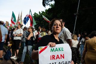 Před americkou ambasádou v Praze protestovaly desí...