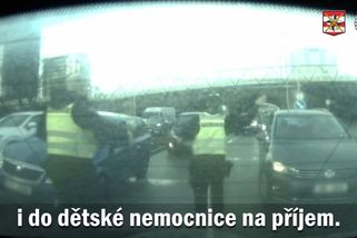 Dítě spolklo sklo, volala zoufalá maminka z kolony na D1. Policisté ji zařídili průjezd s majáky - Novinky