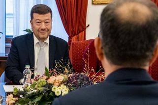 Od cestovek až do vysoké politiky: moje zkušenost s Tomiem Okamurou - Médium.cz