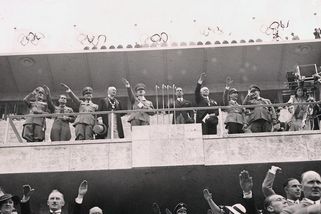 MOV čelí další kritice. Nabízí trička z období nacismu