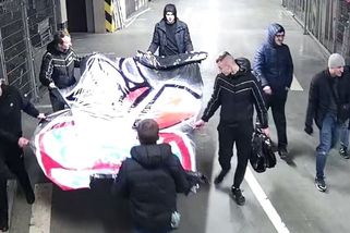 Policie hledá muže, kteří nesli transparent urážející fotbalistu Kamaru - Novinky