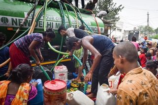 Protestující proti nedostatku vody spláchla indická policie vodními děly - Novinky