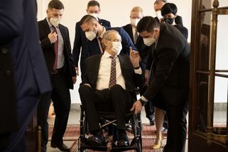 Miloš Zeman dorazil za poslanci. Pekarová Adamová si připnula ukrajinské barvy - Seznam Zprávy