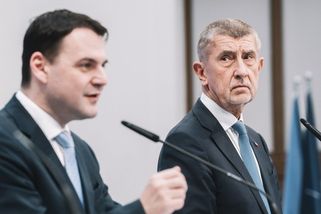 Peníze pro naše lidi? Ne, raději zbraně. Jak si ministr Macinka cintá pentli