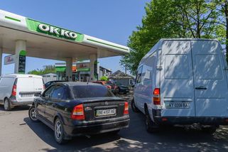 Zničená rafinerie a sklady. Ukrajinci stojí kilometrové fronty na benzín - Seznam Zprávy