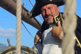 Brázdí moře pirátskou lodí a vozí turisty. Ti musejí „makat“ jako posádka - Seznam Zprávy