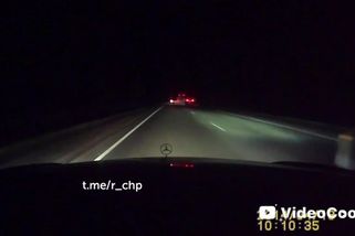 Nepochopitelná šikana sanitky, uvnitř hlasitě trpěla pacientka. Blázen v dodávce ji vesele blokoval | Mistři volantu