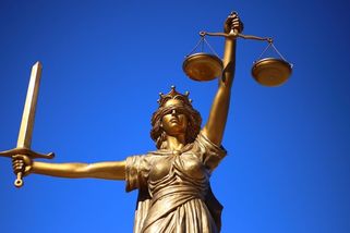 Exekuce: Jak se z práva na spravedlnost stal stroj na lidské trosky - Médium.cz