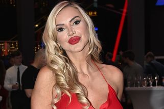 Bobina z Bachelora v rudých šatech bez podprsenky! Playmate v sobě nezapře