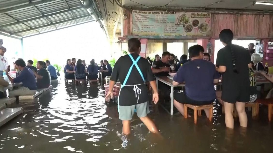 Restauraci v Thajsku zaplavila voda. Je teď populárnější než dříve - Novinky