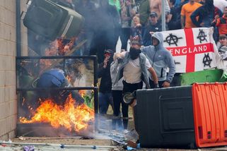 Demonstranti v anglickém Rotherhamu vnikli do hotelu, kde přebývají žadatelé o azyl - Novinky