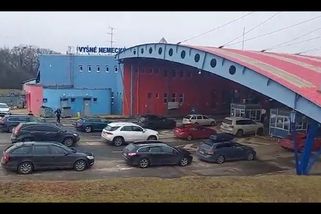 Lidé prchají z Ukrajiny na Slovensko, na hranicích se tvoří kolony - Novinky