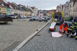 Řidič náklaďáku nacouval v Plané na Tachovsku do chodce, utrpěl velmi vážná zranění - Novinky