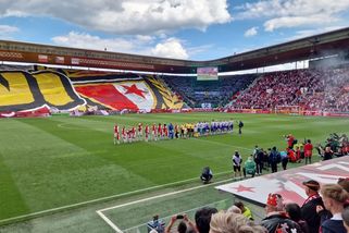 Slavia si pojistila výhru na Dukle gólem z nenápadné penalty po zásahu VARu - Médium.cz