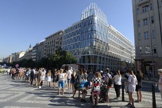 Na co to Češi stojí frontu ve vedru? 1 000 korun je tady limit - Seznam Zprávy