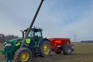 Traktorista na Pardubicku narazil uprostřed širého pole do sloupu - Novinky