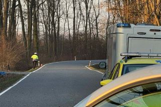 Na Nymbursku zemřel motorkář po nárazu do domu - Novinky