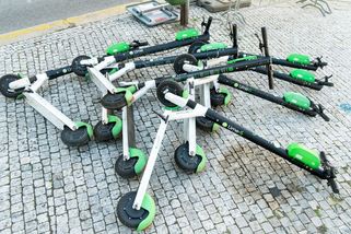 Sdílené elektrokoloběžky Pražanům překáží na chodníku a padají na auta. Piráti to chtějí řešit zákonem - Novinky