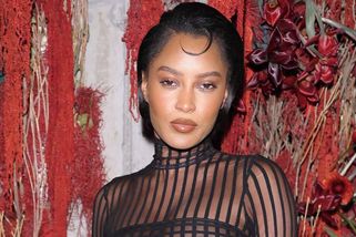 Ciara Miller na přehlídku dorazila „na Biancu“. Naprosto průhledný model na sobě snad ani mít nemusela - Super.cz