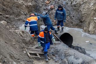 Ve fekáliemi zatopeném Volgogradu zprovoznili nové potrubí. Hned po proslovu zase prasklo - Novinky