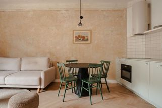 Z jednoho bytu v Karlových Varech vznikly tři. Původní výmalby doplnily soudobé materiály - Novinky