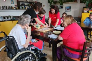 Tvrdě seškrtat neziskovky? Opravdu? I tyhle? - Médium.cz