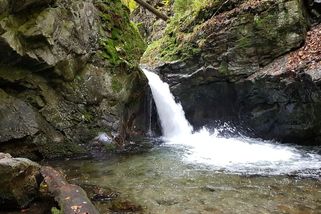 Turistka na Jesenicku vyrazila za tmy k vodopádům. Zřítila se a zemřela - Novinky