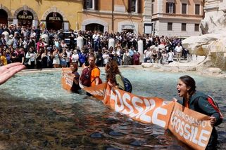Ekologičtí extremisté zaneřádili ikonickou Fontánu di Trevi. Turisté jim hlasitě nadávali - Novinky