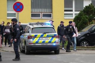 Pan učitel ležel na zemi a všude byla krev, vypověděli studenti z učiliště - Novinky