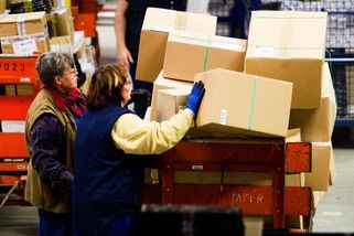 Glosa: Marné čekání na zimní pneumatiky. Pošťákovi se nevejdou do auta - Seznam Zprávy