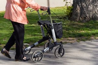 Česko je jedním z mála států, kde důchod stačí k pohodlnému životu. Stačí pobírat nad tuto částku