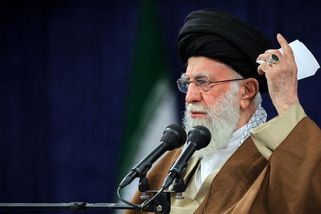 Nelítostný diktátor a milovník poezie. Chameneí je po smrti, oznámil Trump - Seznam Zprávy