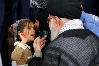 Alí Chameneí ji skrýval 60 let: Kdo byla jeho neviditelná žena, která mu porodila šest dětí? - Médium.cz