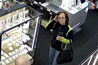 Seniorku obrali o půl milionu. Kriminalisté hledají ženu z videa - Novinky