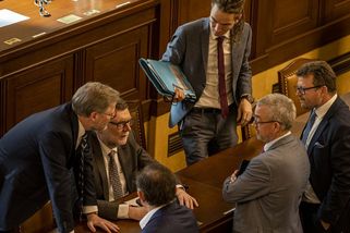 Poslanci po peripetiích zvolili členy Rady ČT. Opozice na protest nepřišla - Seznam Zprávy