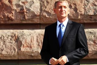 15 149 bankovek, 371 zlatých cihel. Co chce soud vrátit ze Šlachtovy razie? - Seznam Zprávy