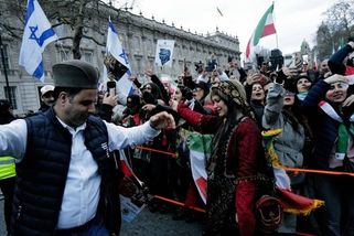 Íránci oslavují Izrael jako osvoboditele, vyplenil...